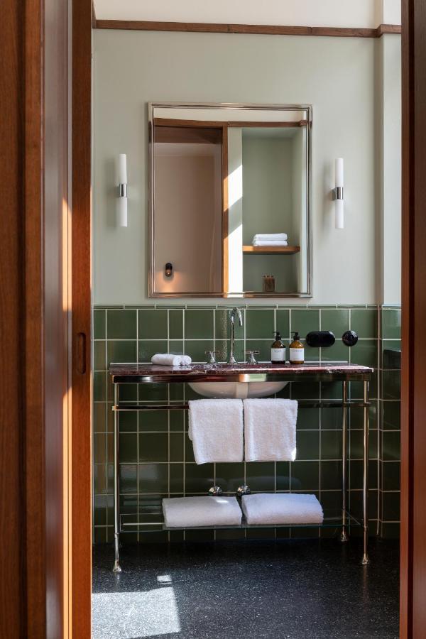 Boutique Hotel Chateau Royal Berlim Exterior foto Bathroom at the Hotel