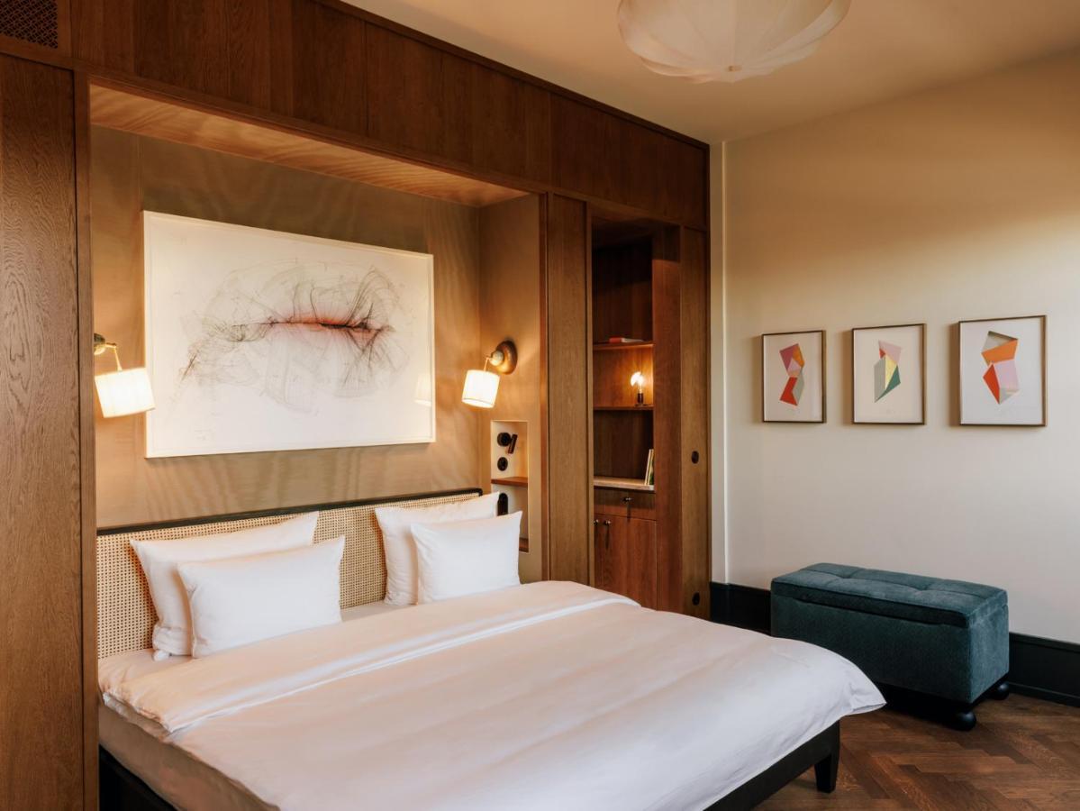 Boutique Hotel Chateau Royal Berlim Exterior foto A bedroom at the hotel