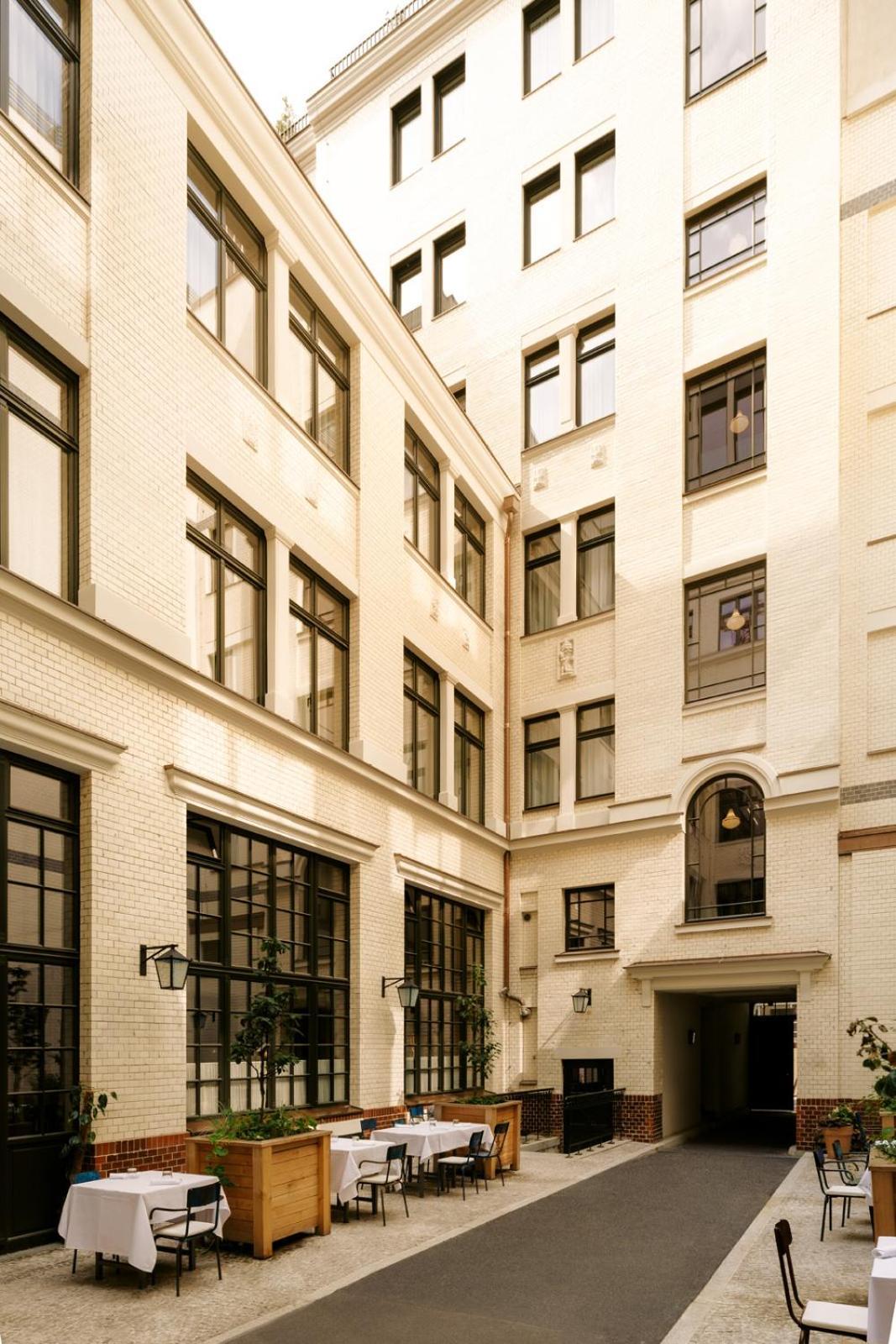 Boutique Hotel Chateau Royal Berlim Exterior foto The courtyard of the building