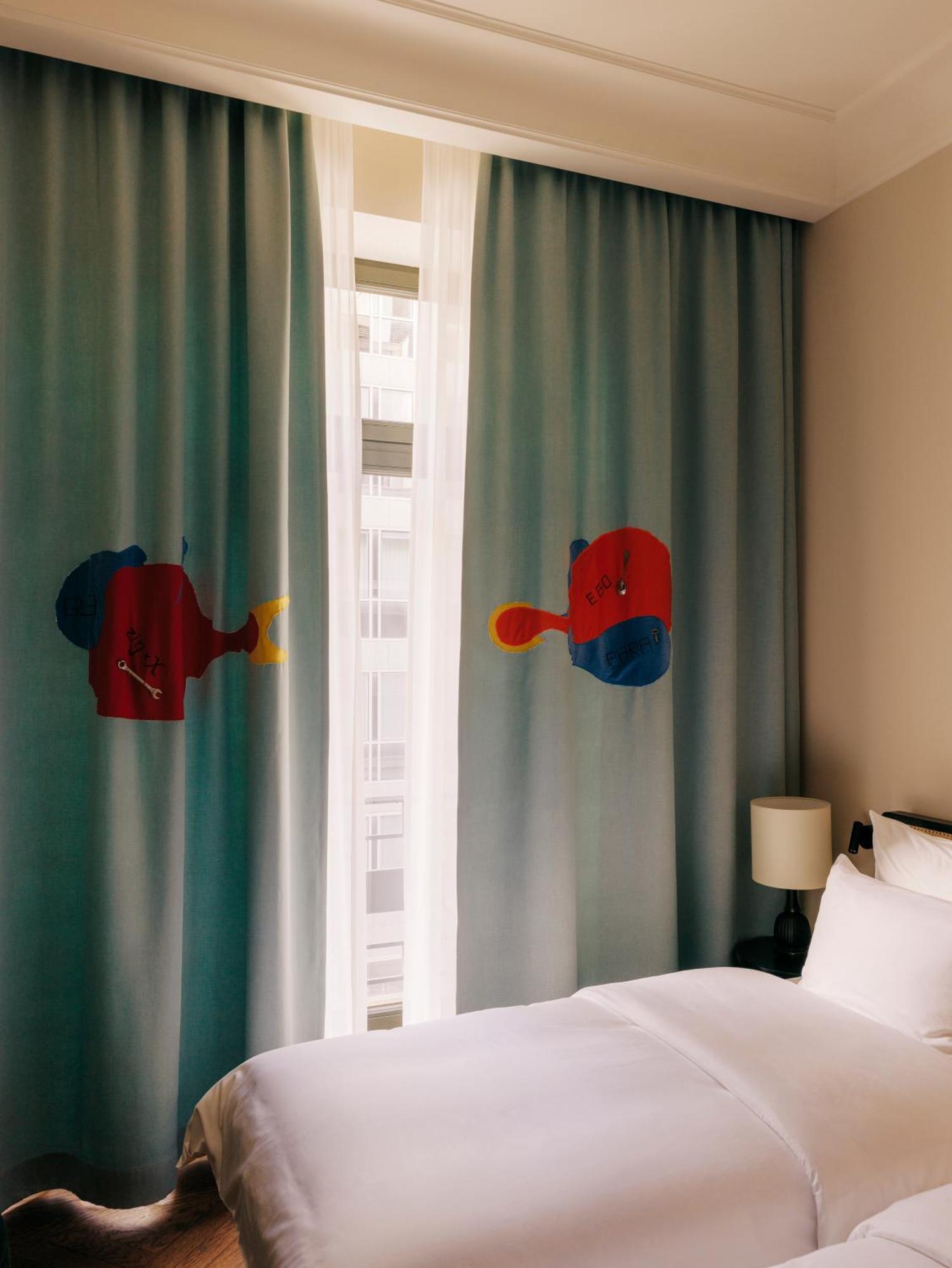 Boutique Hotel Chateau Royal Berlim Exterior foto Curtains in the hotel room